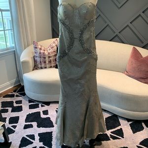 TERANI COUTURE
Embroidered Mermaid Gown. Comes with shawl.